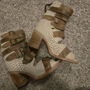 FREEBIRDS Bond white snake size 6